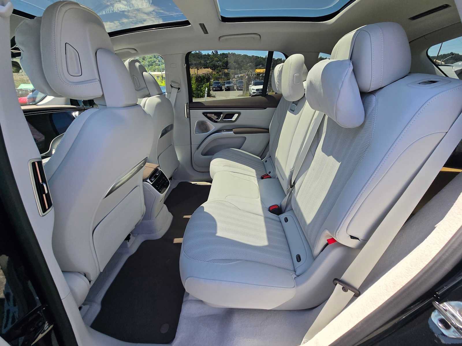 New 2026 Mercedes-Benz EQS 400 4MATIC SUV image 17