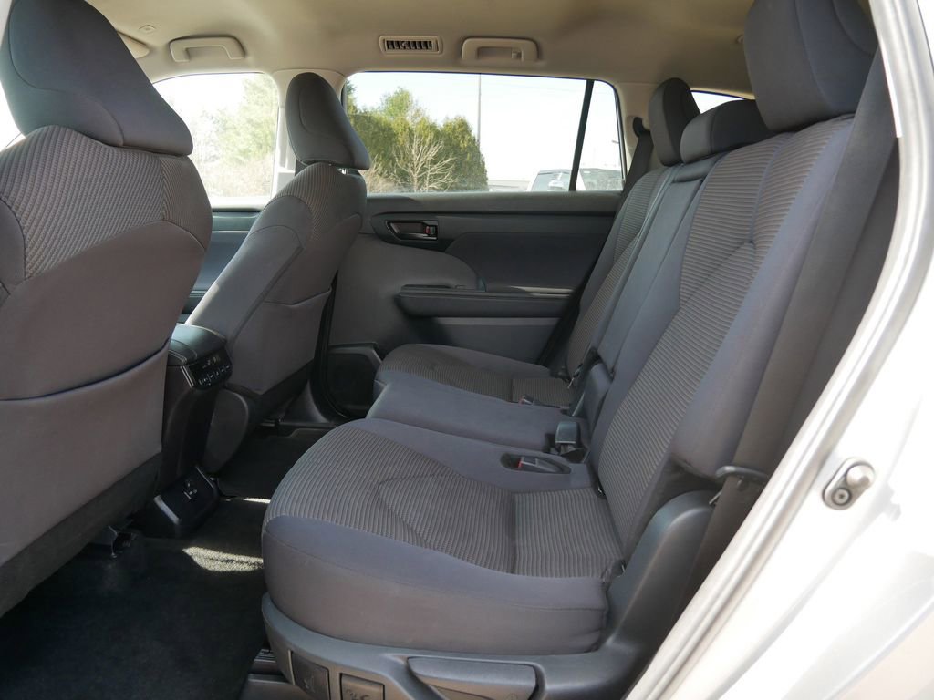 Used 2024 Toyota Highlander LE image 9