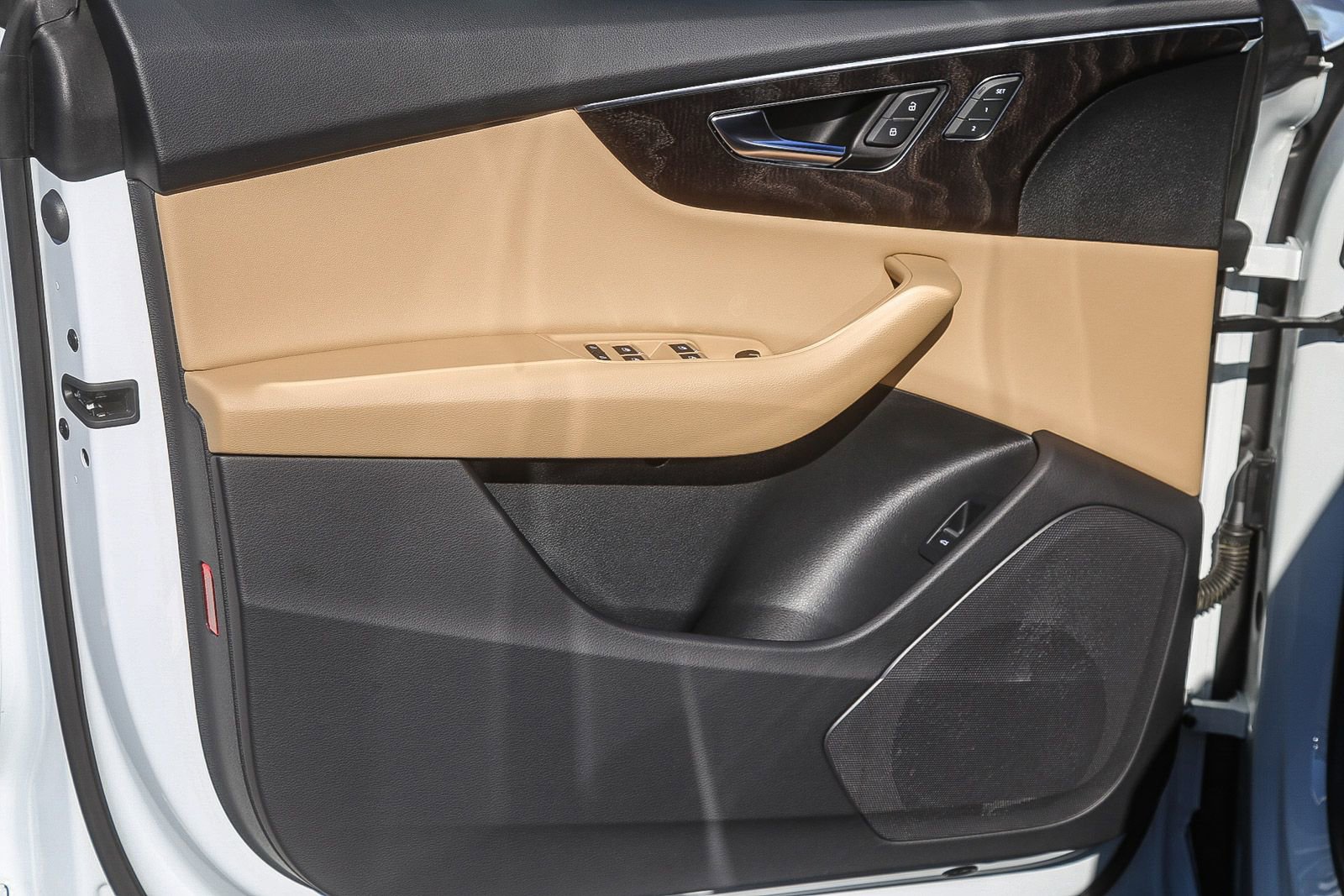 Used 2023 Audi Q8 Premium image 22