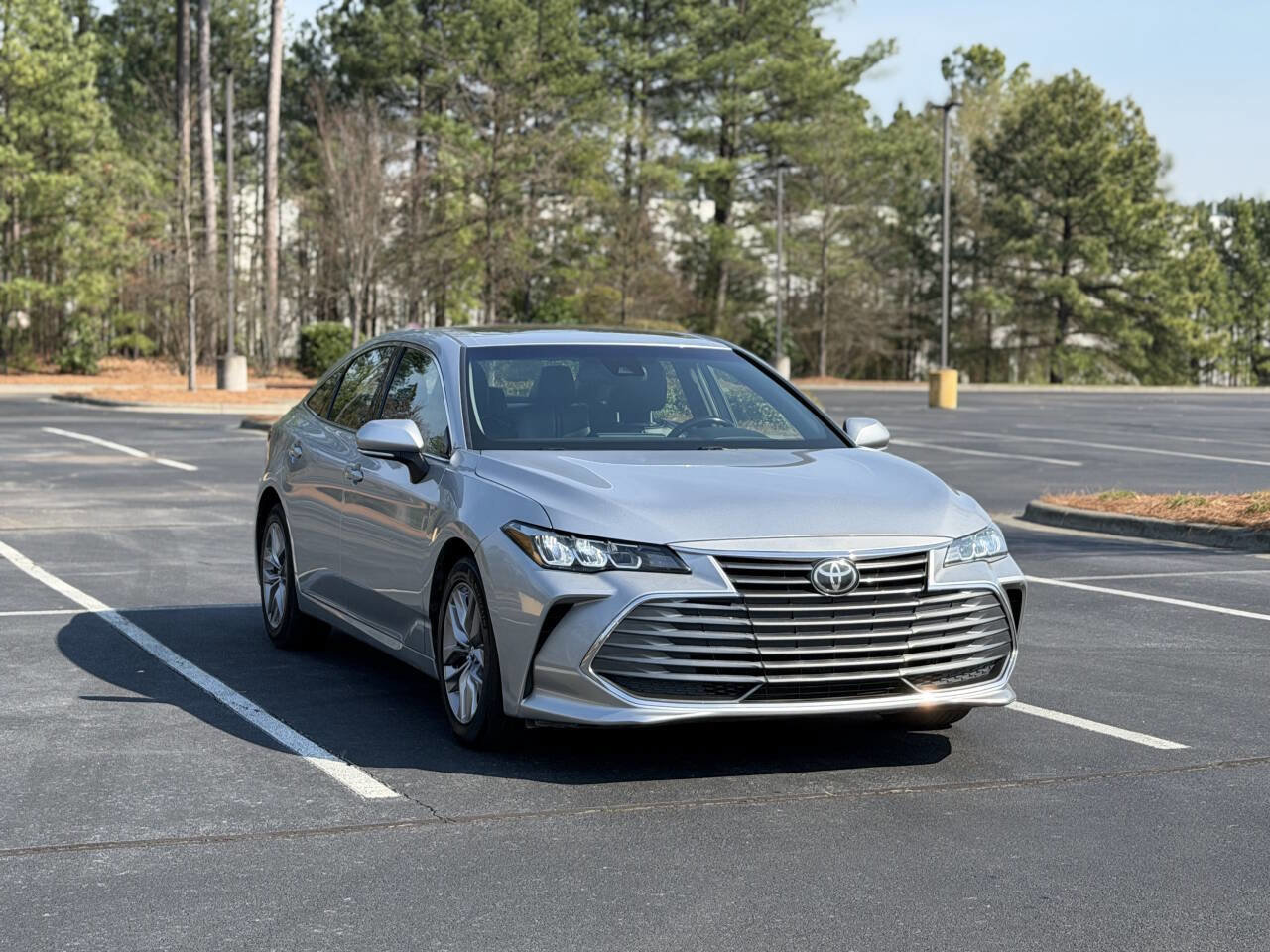 Used 2019 Toyota Avalon XLE w/ Moonroof Package FWD image 1