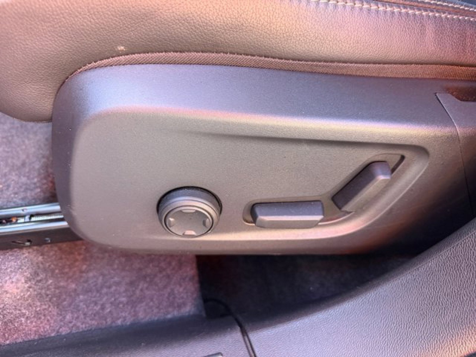 Used 2025 Volvo XC40 B5 Plus image 11