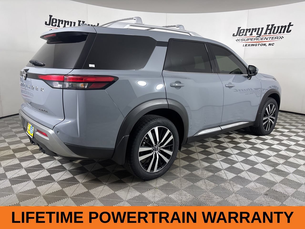 Used 2025 Nissan Pathfinder Platinum w/ Cargo Package FWD image 5