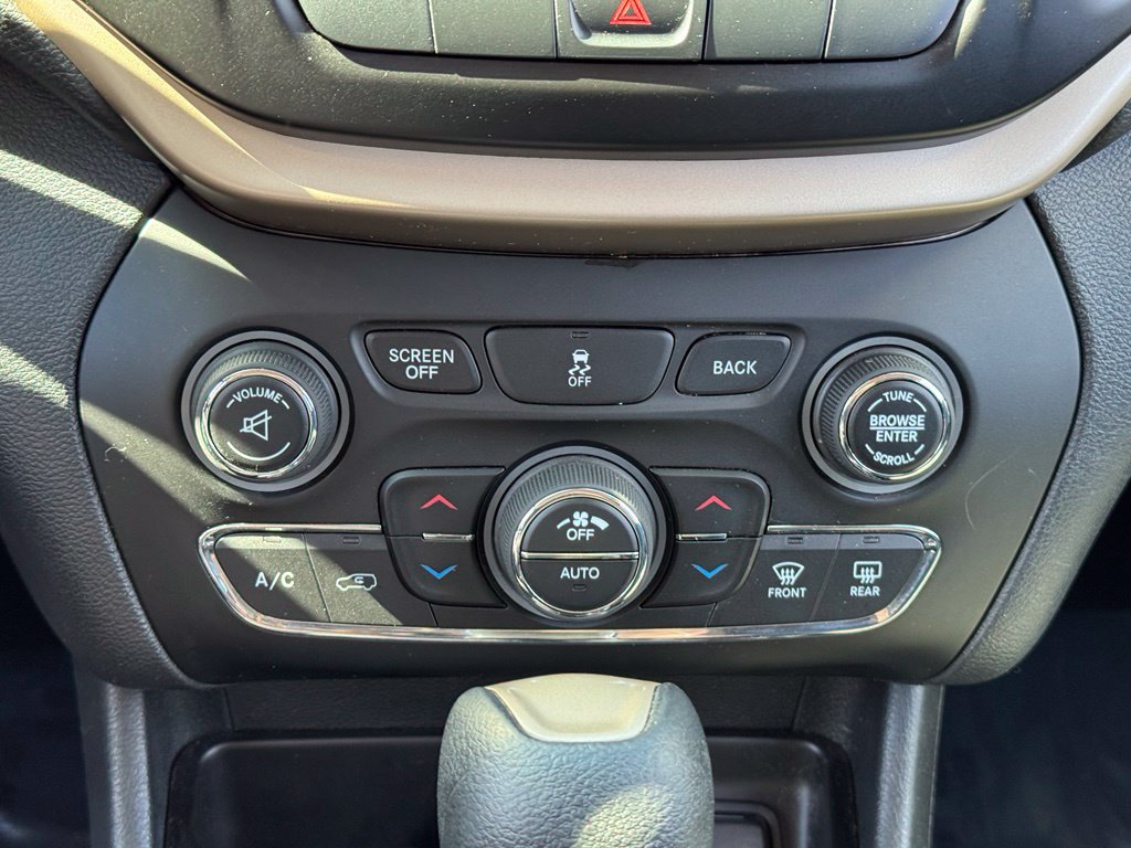Used 2014 Jeep Cherokee Latitude w/ Comfort/Convenience Group AWD/4WD image 14