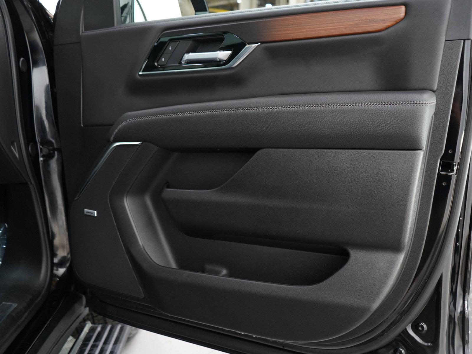 Used 2025 GMC Yukon XL Denali w/ Sun & Power Step Package AWD/4WD image 11