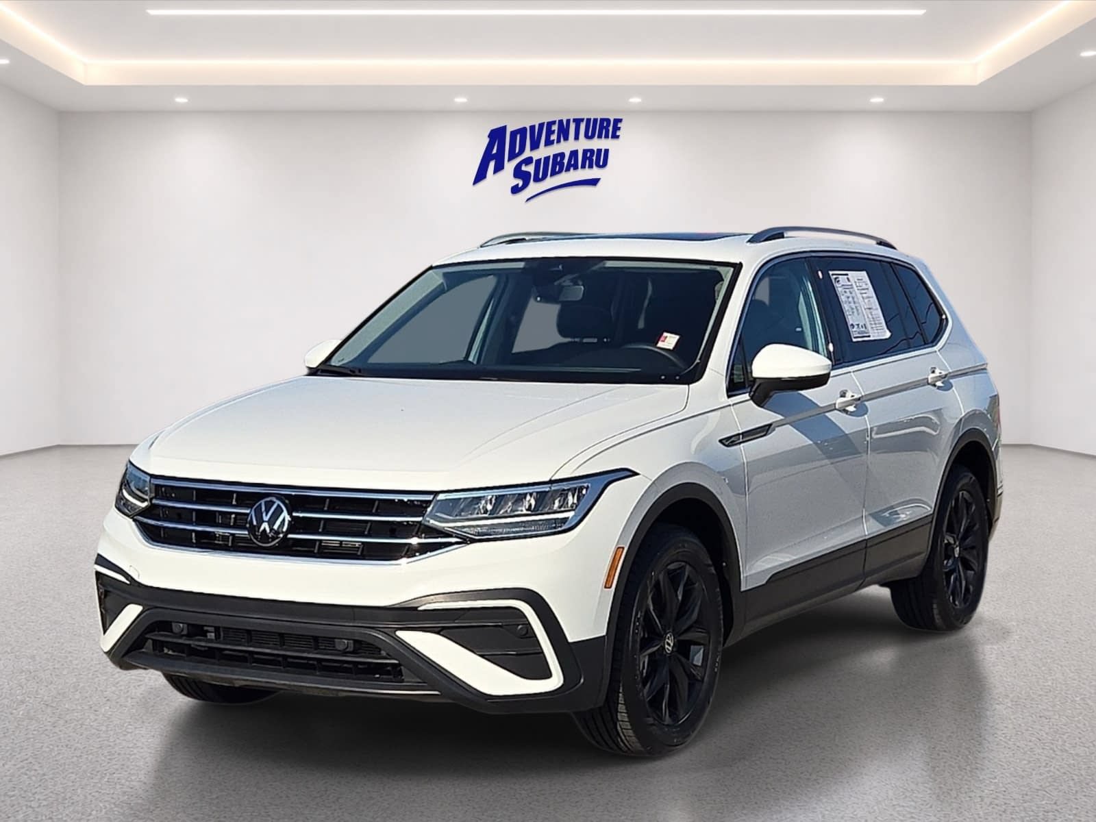 Used 2024 Volkswagen Tiguan SE w/ Panoramic Sunroof Package FWD image 2