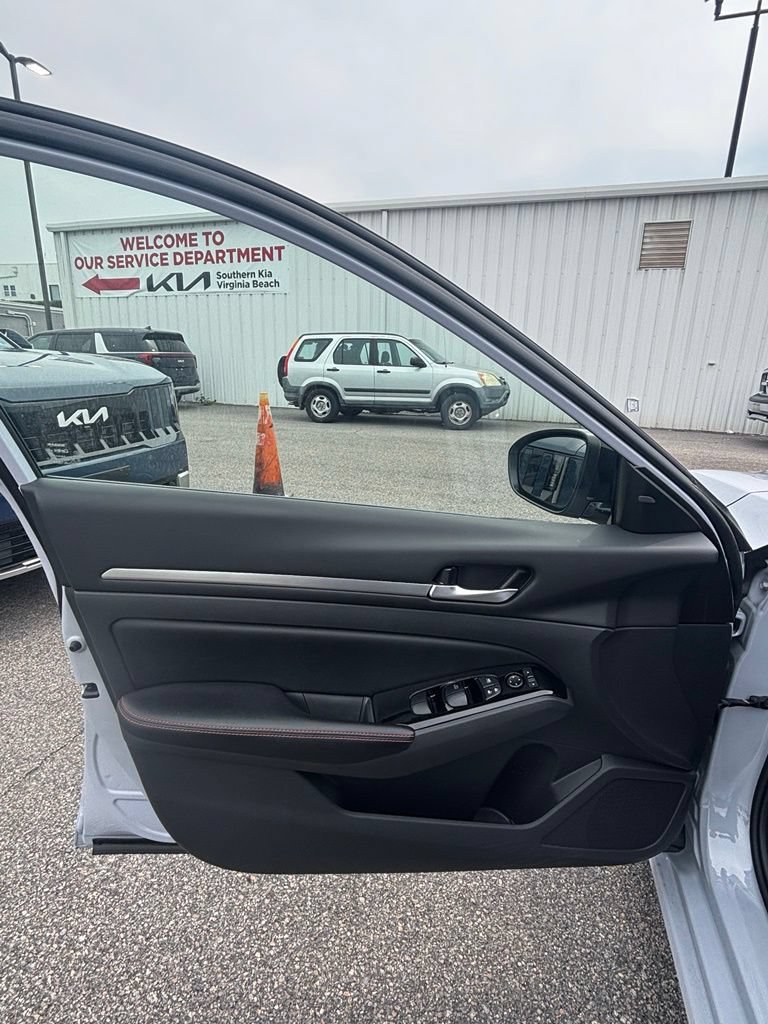 Used 2024 Nissan Altima 2.5 SR FWD image 11