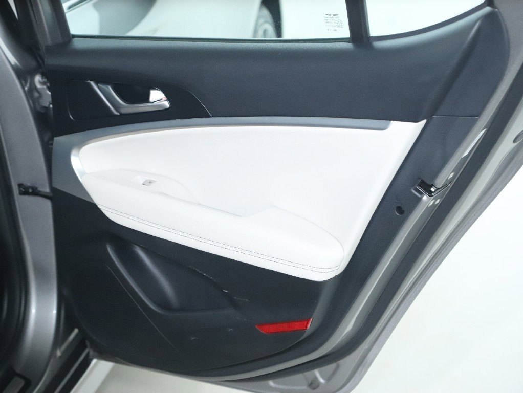 Used 2024 Genesis G70 2.5T image 32