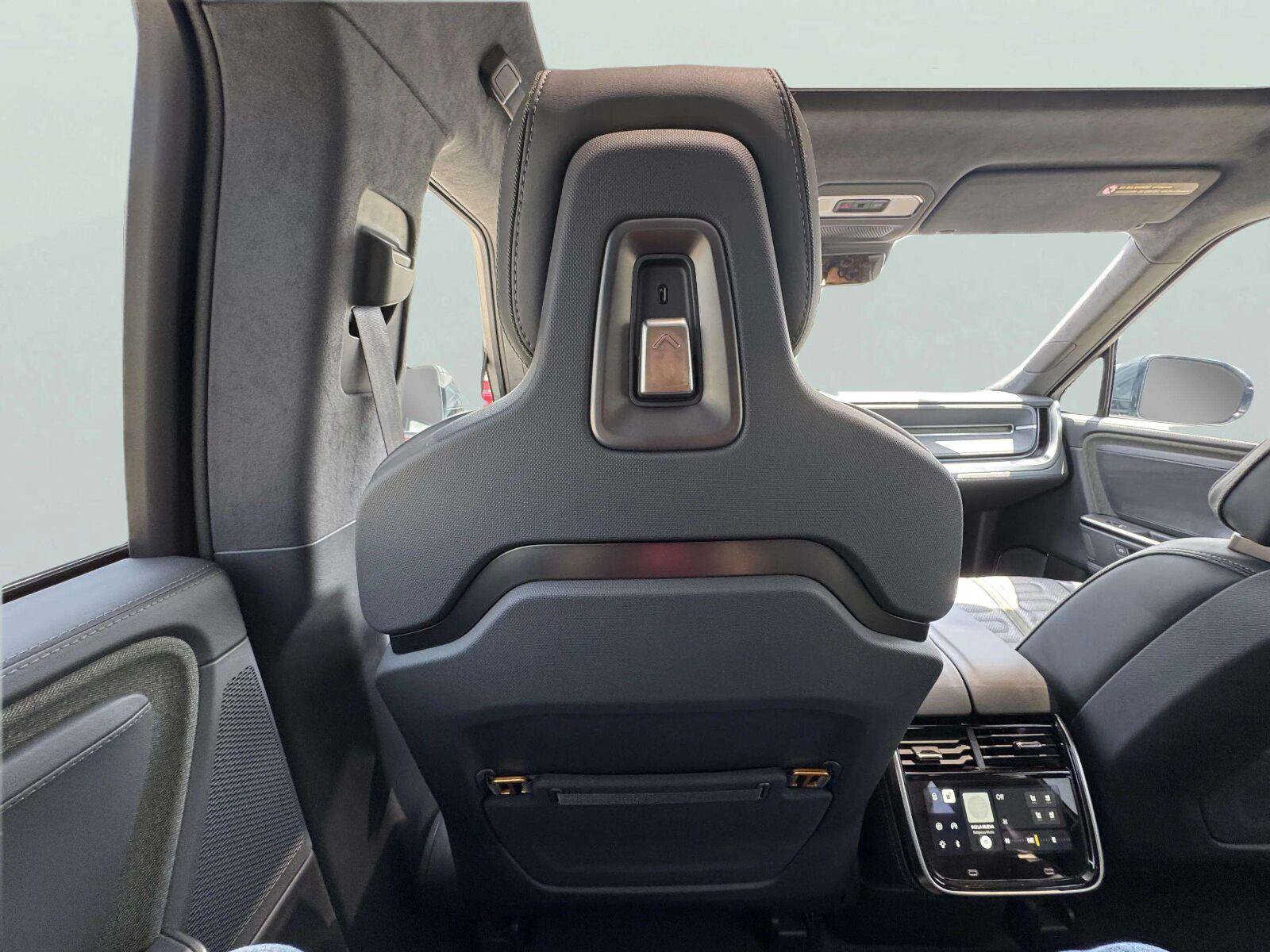 Used 2025 Rivian R1S Adventure AWD/4WD image 44