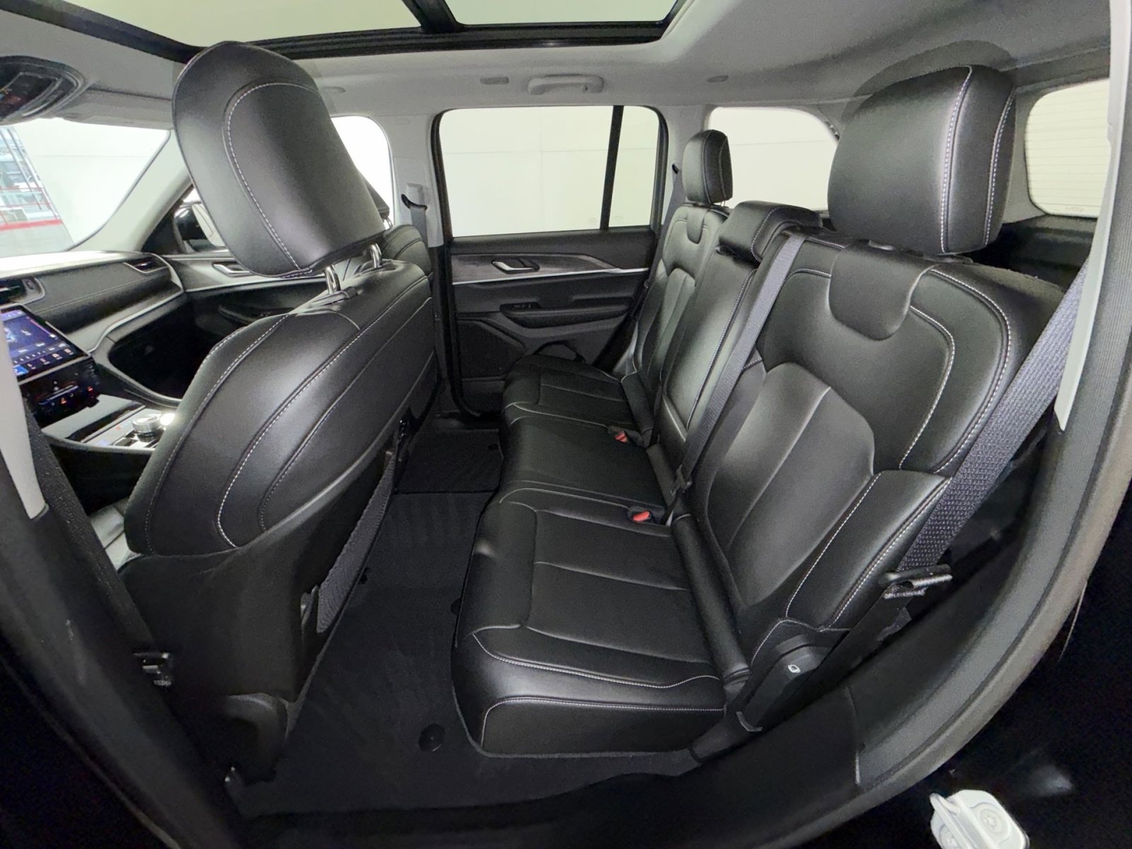 Used 2023 Jeep Grand Cherokee Limited image 25