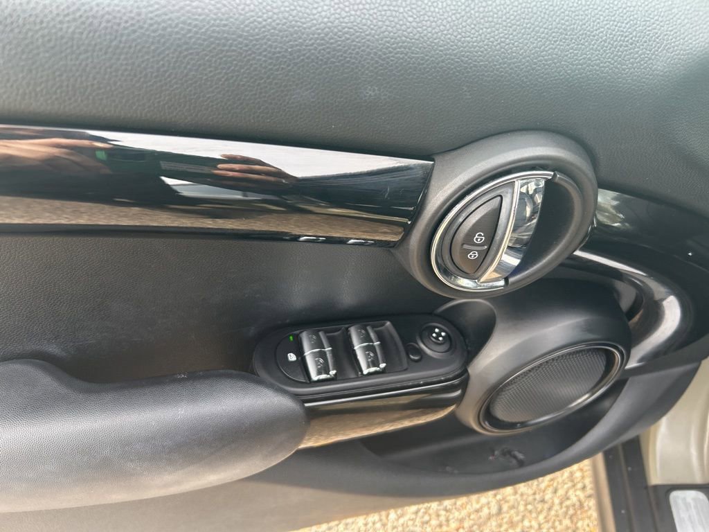 Used 2019 MINI Cooper 4-Door Hardtop image 12