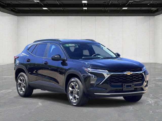 Used 2025 Chevrolet Trax LT w/ LT Convenience Package FWD image 3