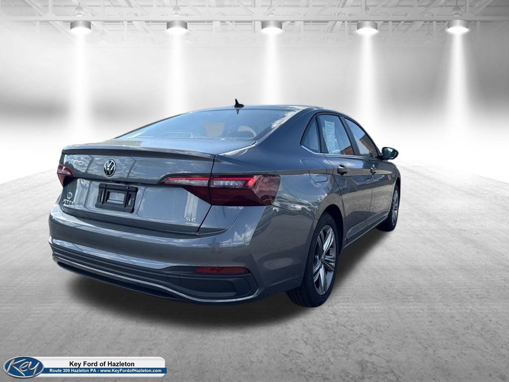 Used 2024 Volkswagen Jetta SE FWD image 9