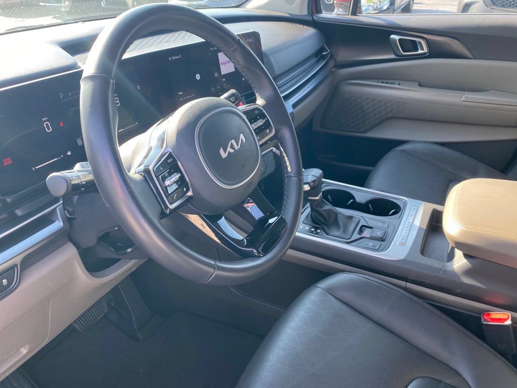 Used 2025 Kia Carnival FWD image 15