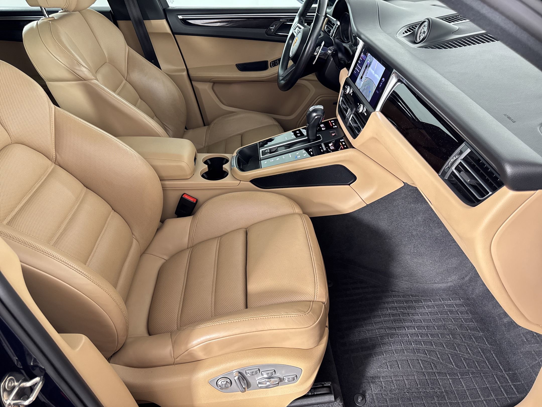 Certified 2022 Porsche Macan AWD/4WD image 29