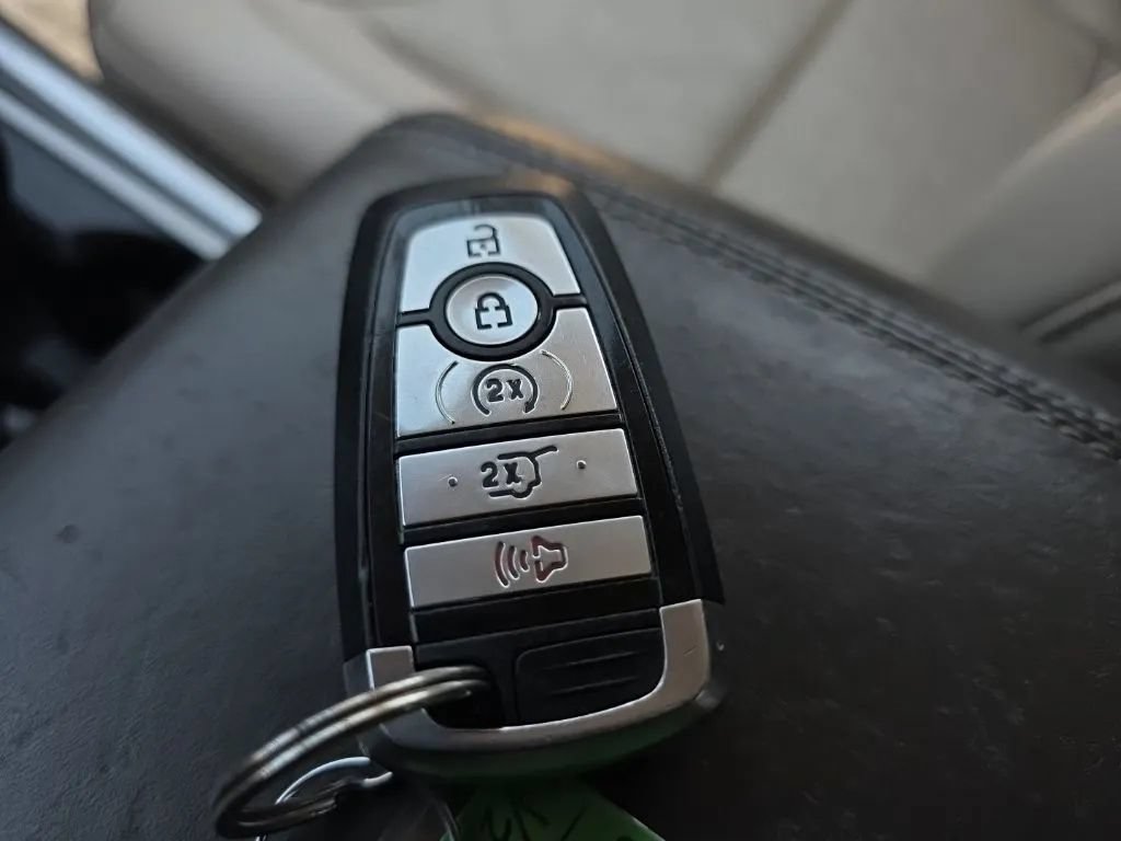 Used 2020 Ford Explorer Platinum w/ Premium Technology Package AWD/4WD image 37