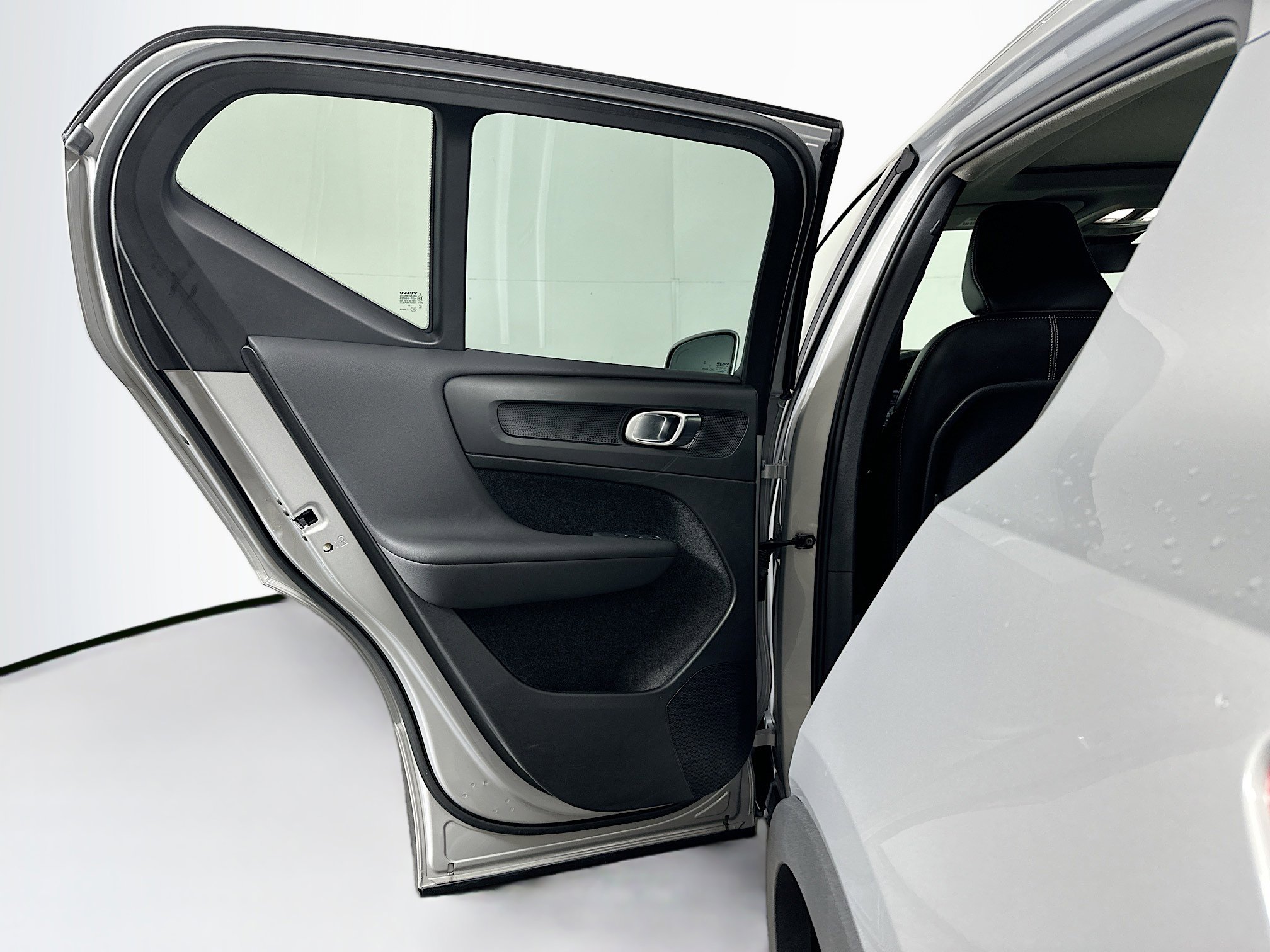 Used 2025 Volvo XC40 B5 Plus image 27