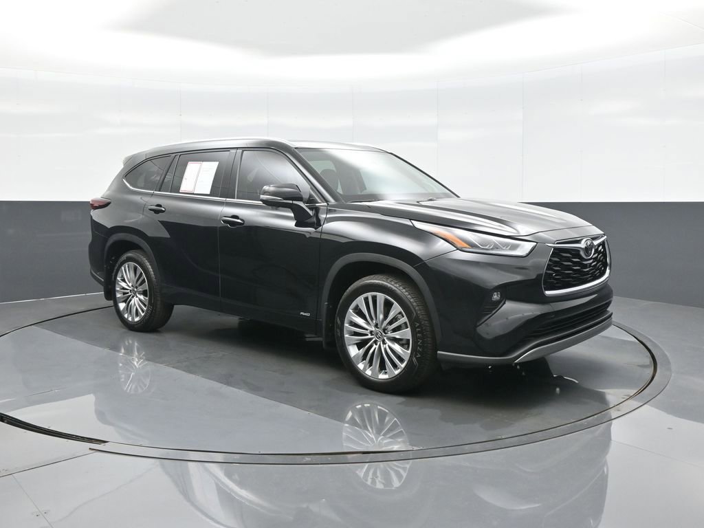 Certified 2025 Toyota Highlander Platinum AWD/4WD image 1