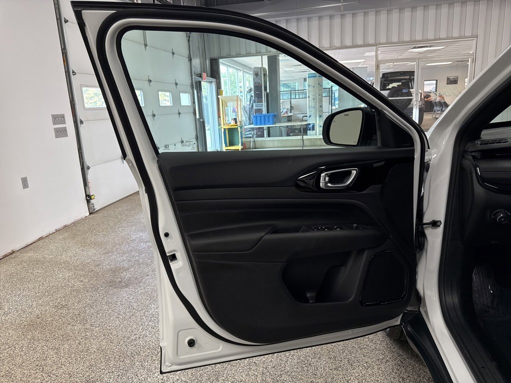 New 2025 Jeep Compass Latitude w/ Altitude Special Edition image 15