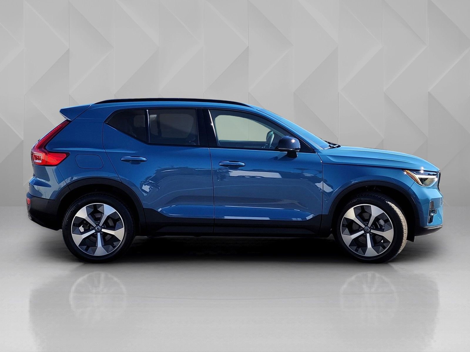Certified 2023 Volvo XC40 B5 Plus w/ Driver Assist Package image 7