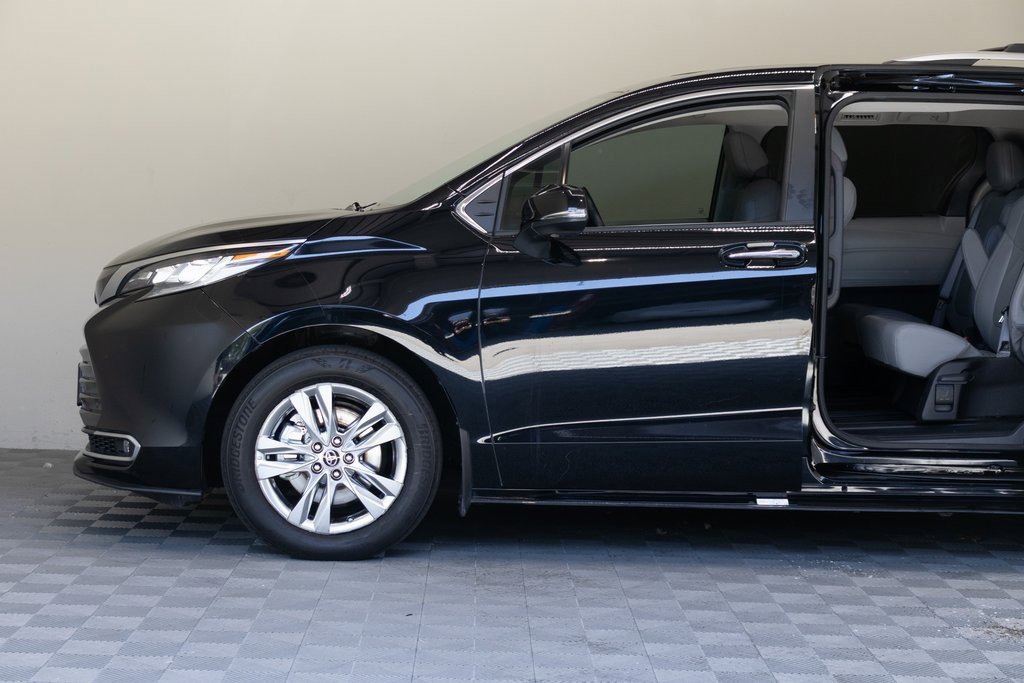Used 2024 Toyota Sienna Limited image 8