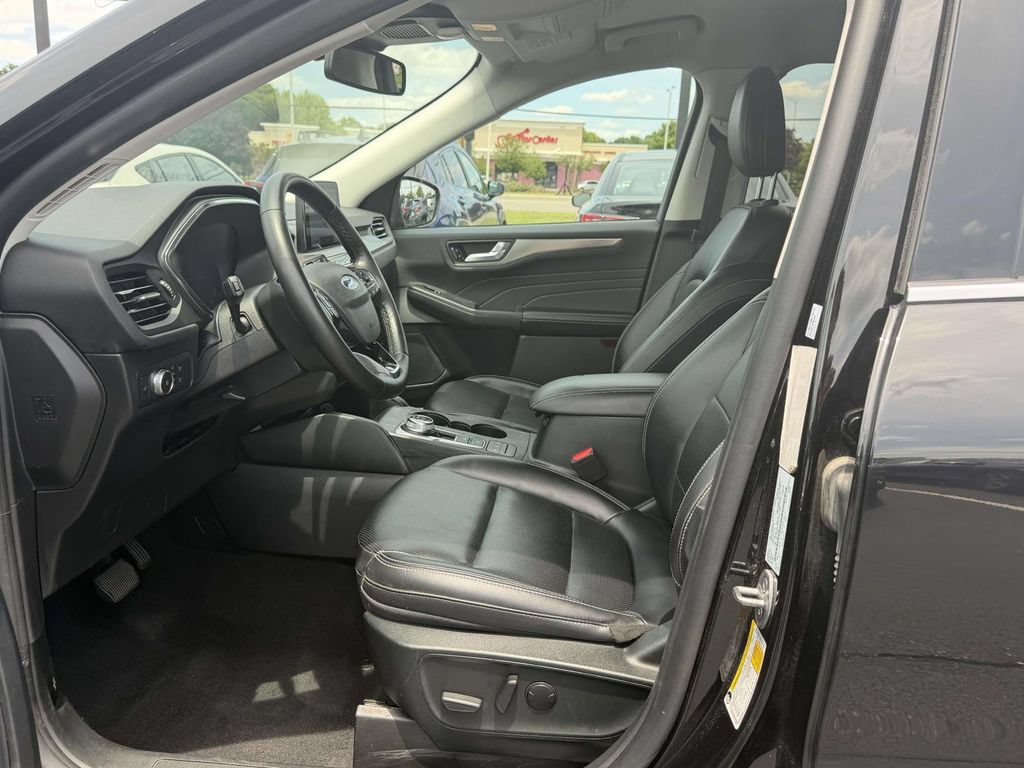 Used 2022 Ford Escape Titanium AWD/4WD image 16