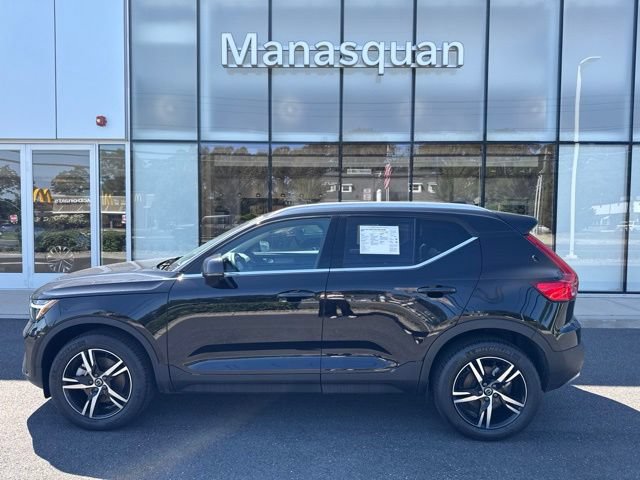 Certified 2025 Volvo XC40 B5 Core AWD/4WD image 2
