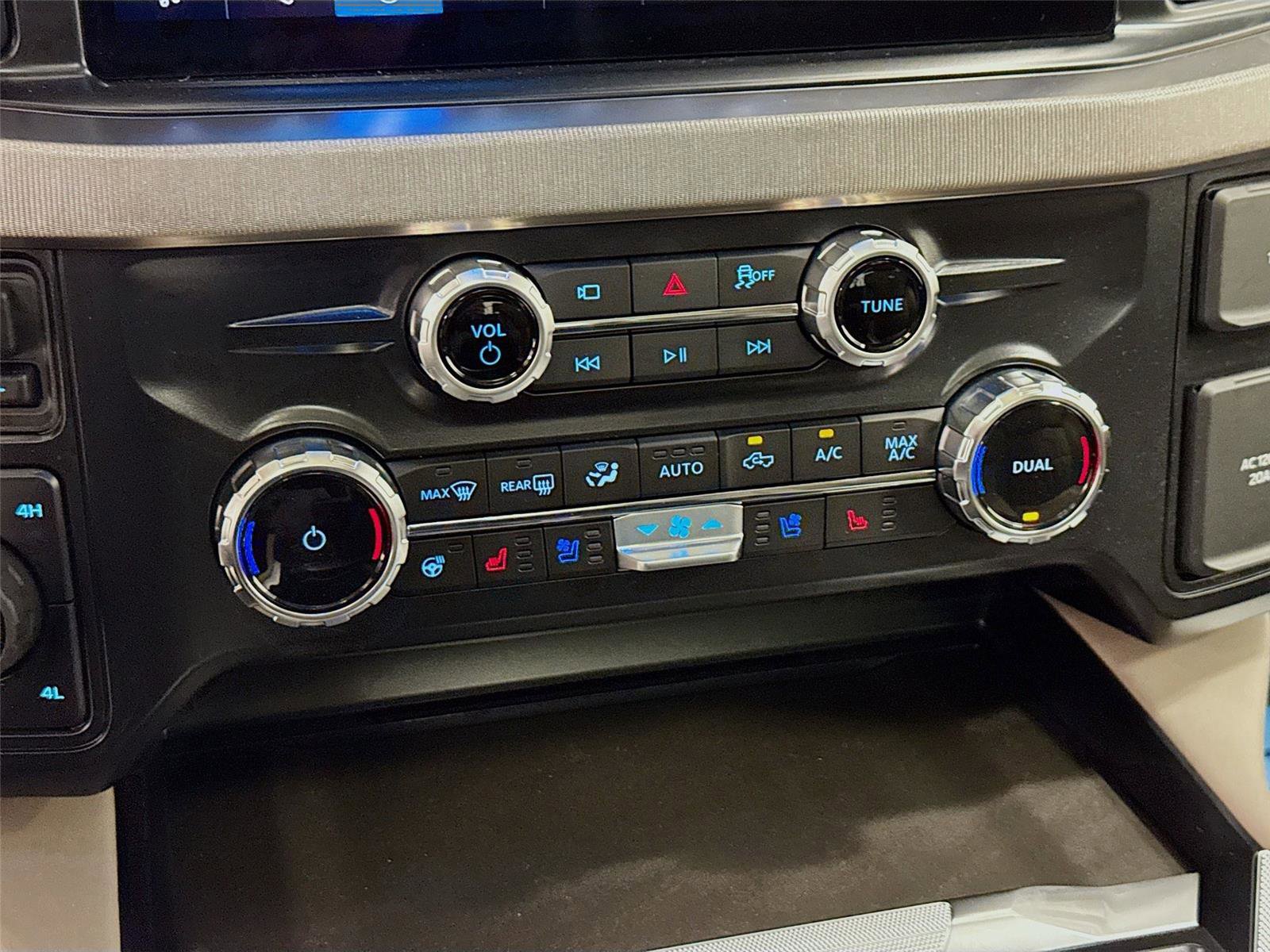 New 2025 Ford F350 Platinum w/ Platinum Plus Package image 15