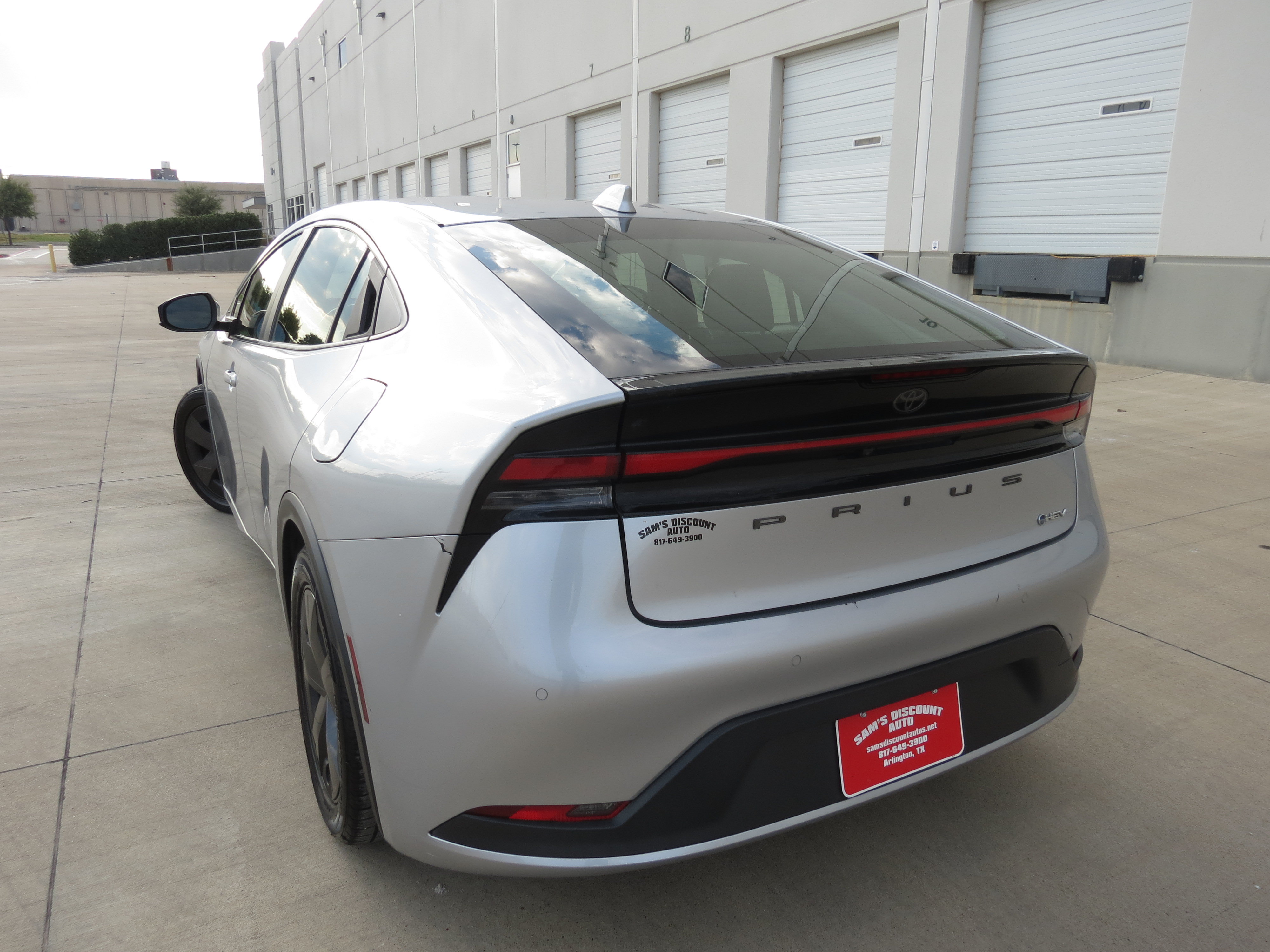 Used 2023 Toyota Prius LE FWD image 3