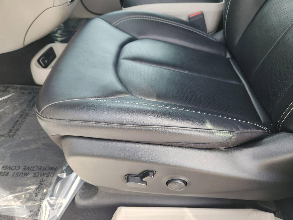 Used 2024 Chrysler Pacifica Touring-L image 25