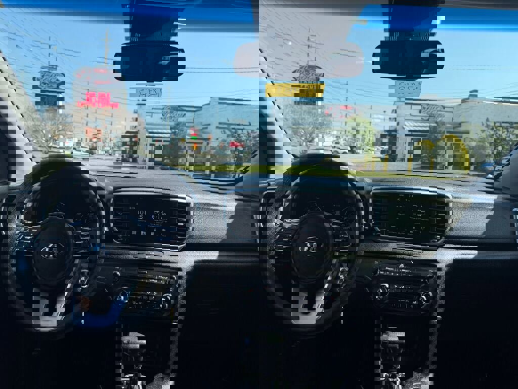 Used 2022 Kia Sportage LX image 17
