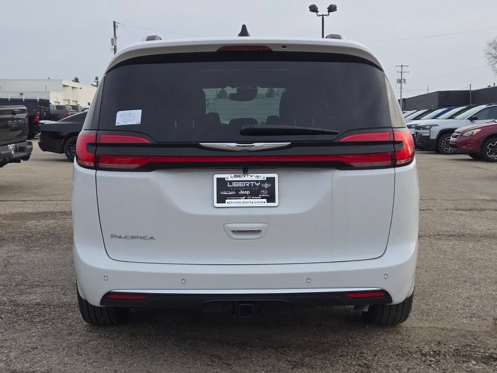 New 2026 Chrysler Pacifica Pinnacle w/ Trailer Tow Group FWD image 16