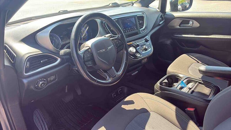 Used 2020 Chrysler Pacifica Touring w/ S Appearance Package FWD image 15