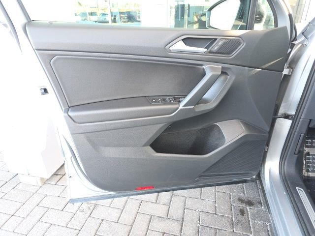 Used 2020 Volkswagen Tiguan SE R-Line image 19