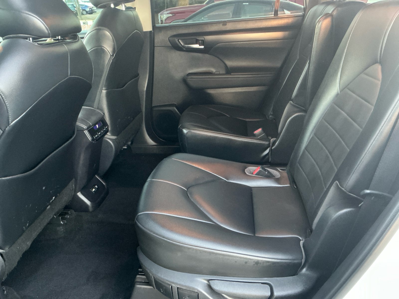 Used 2021 Toyota Highlander XLE AWD/4WD image 17