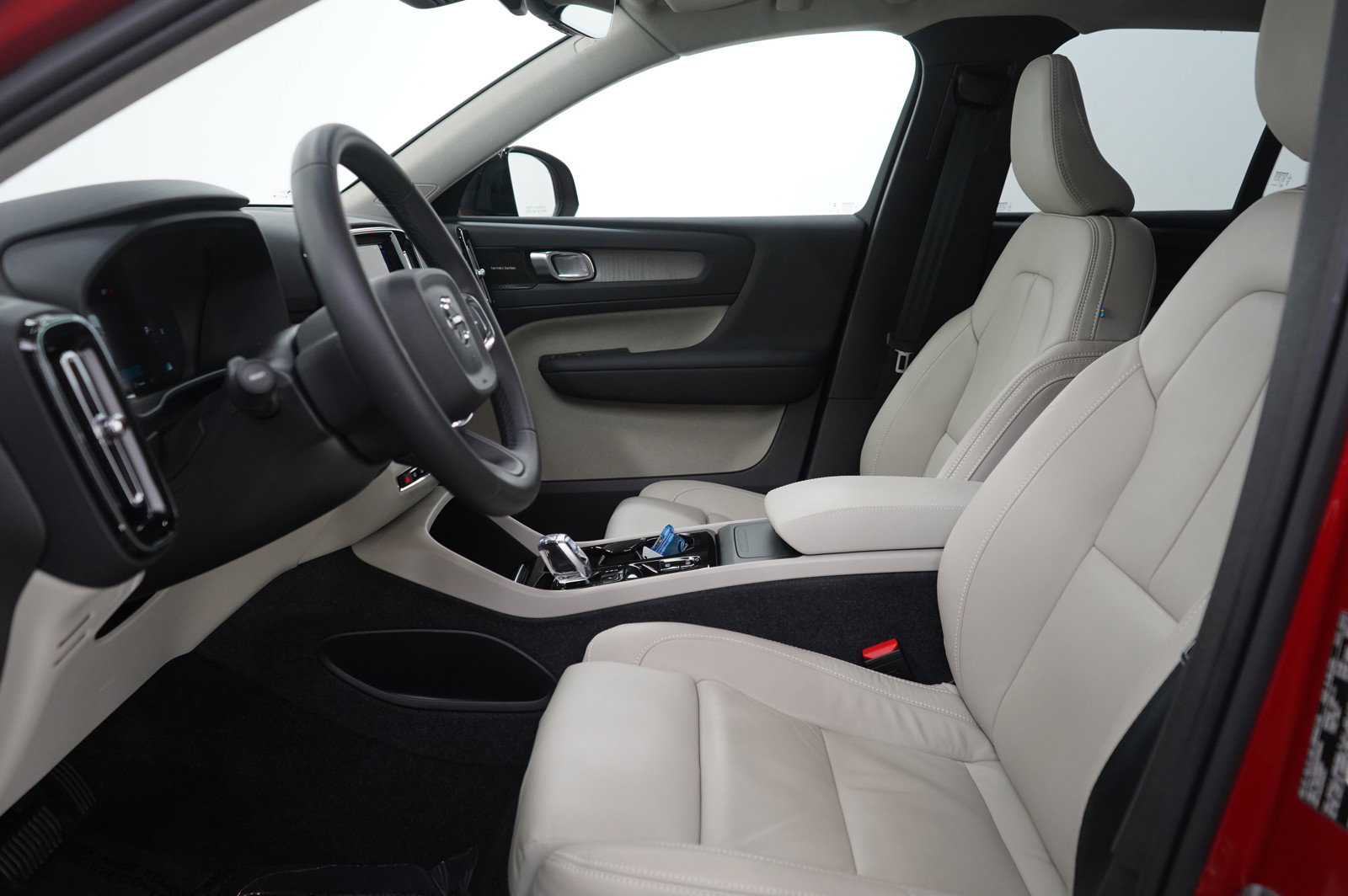 Used 2023 Volvo XC40 B5 Ultimate w/ Protection Package Premier image 16