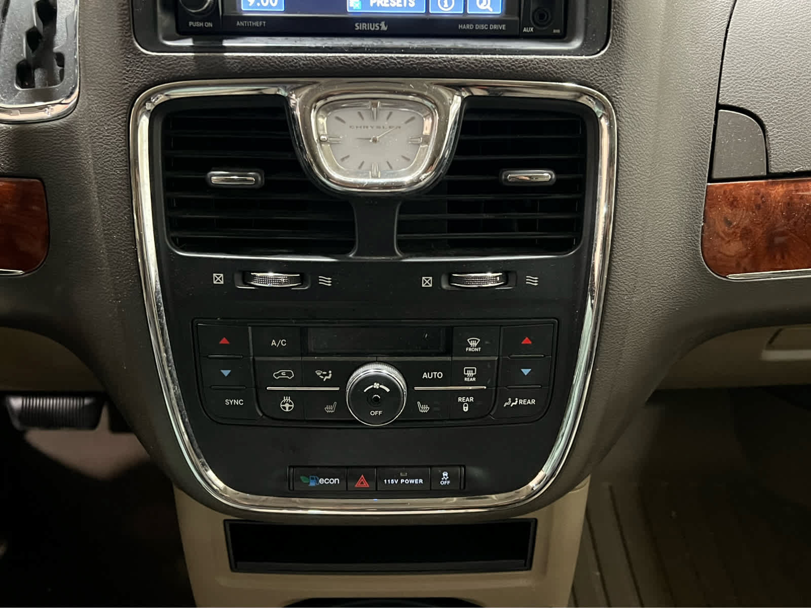 Used 2015 Chrysler Town & Country Touring-L w/ Driver Convenience Group FWD image 18