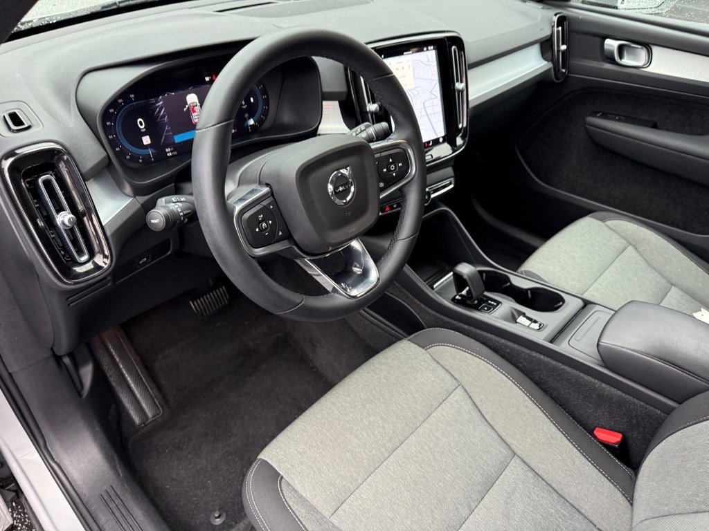 Used 2023 Volvo XC40 B5 Core image 14