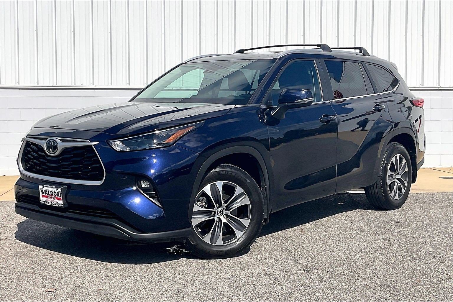 Used 2023 Toyota Highlander XLE AWD/4WD image 2