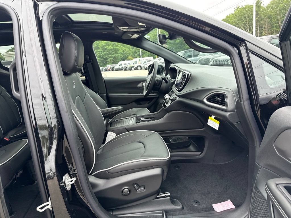 New 2027 Chrysler Pacifica Limited AWD/4WD image 27