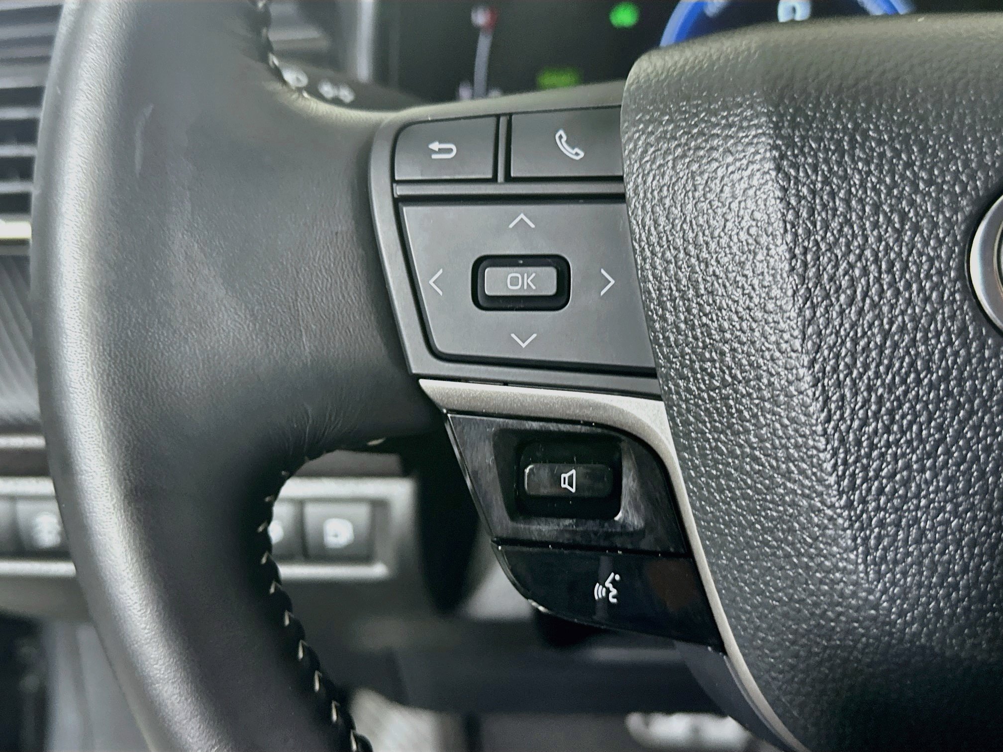 Used 2025 Toyota Camry SE w/ Convenience Package FWD image 16