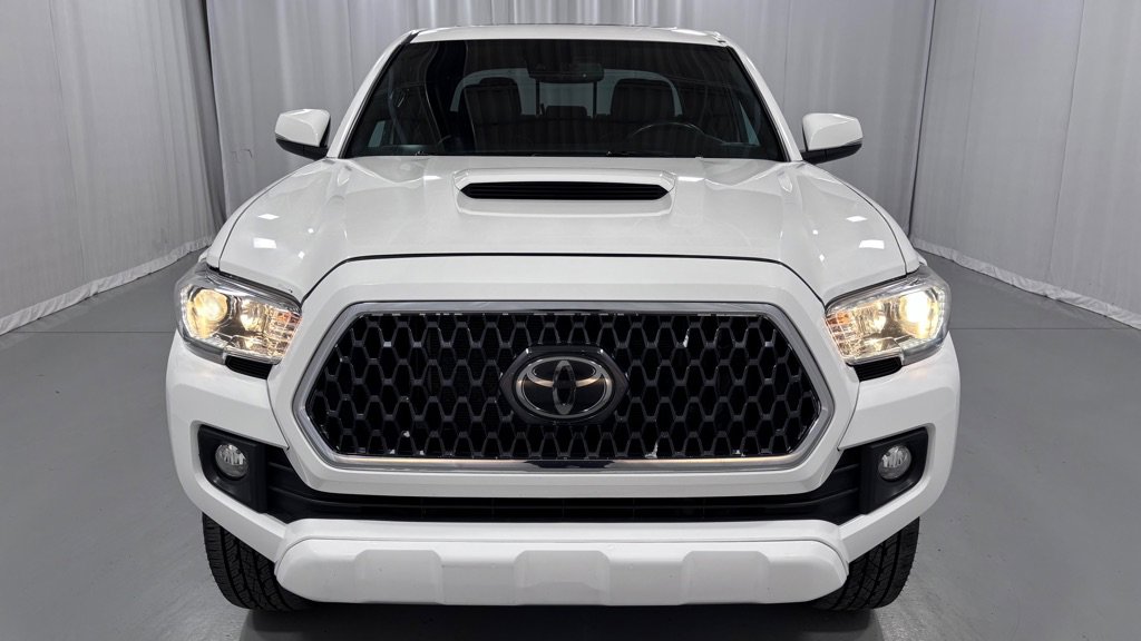Used 2019 Toyota Tacoma TRD Sport AWD/4WD image 2