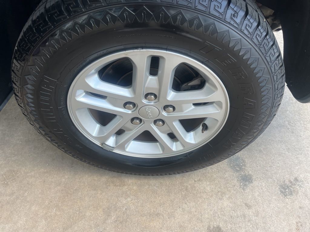 Used 2023 Jeep Grand Cherokee Laredo image 34