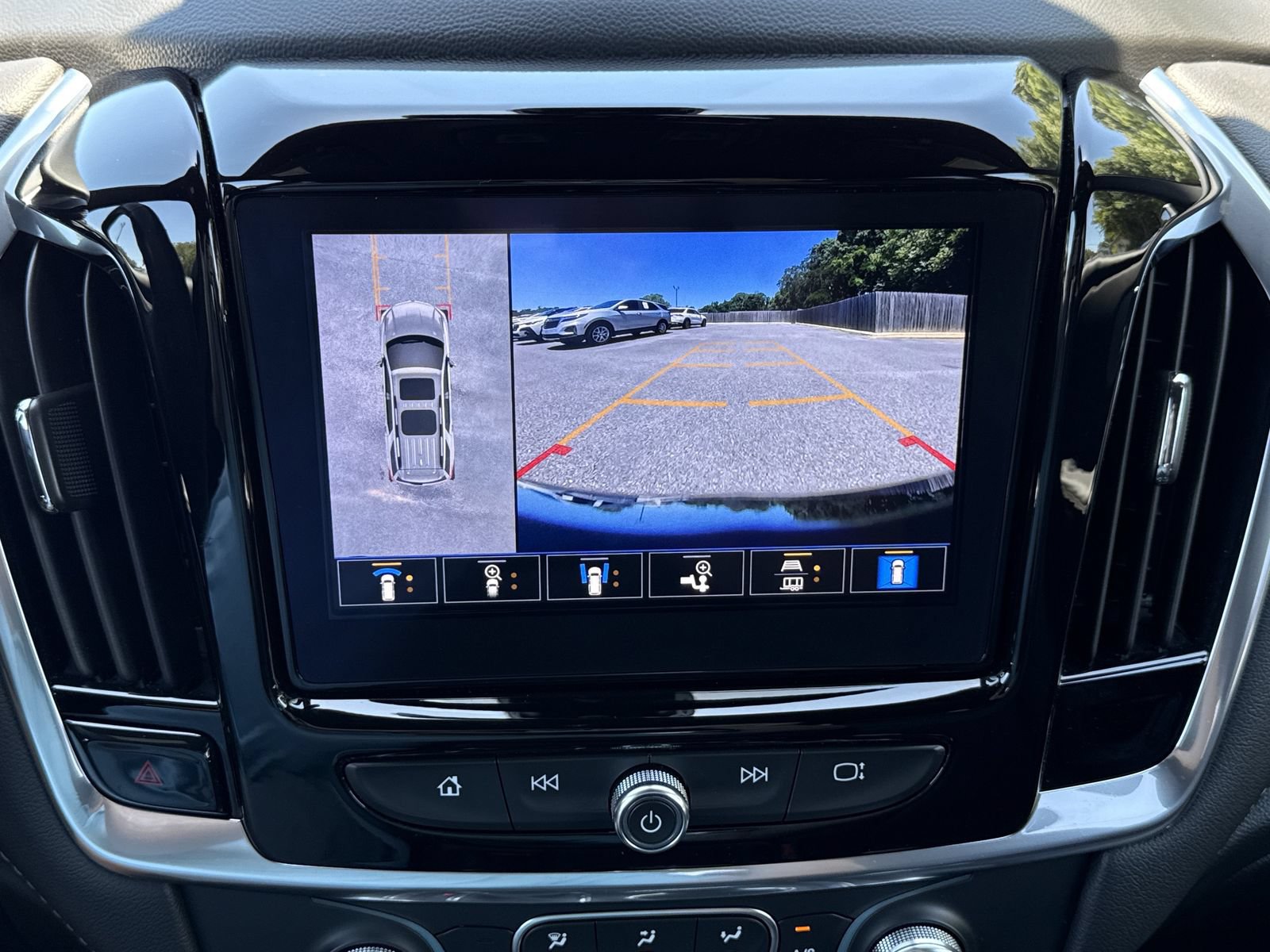 Used 2023 Chevrolet Traverse LT w/ Rear Camera Mirror Package FWD image 25
