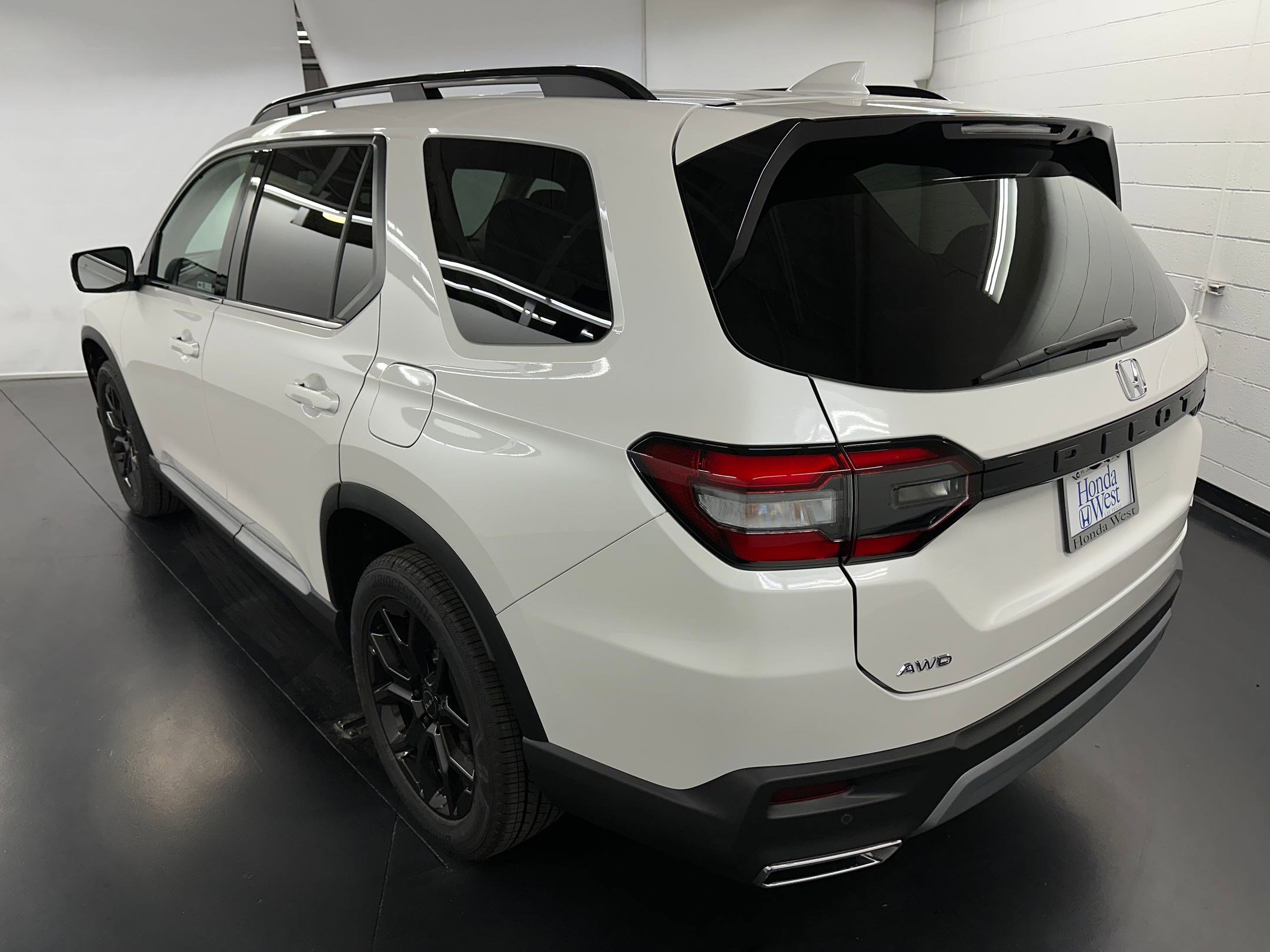 New 2025 Honda Pilot Touring image 3