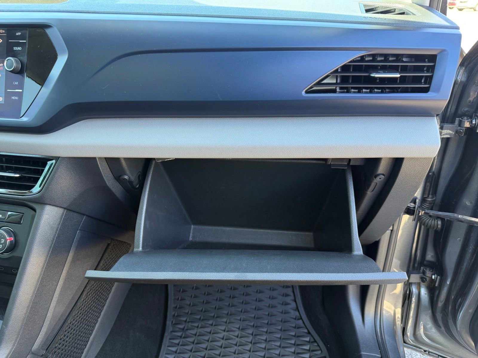 Used 2022 Volkswagen Taos SE w/ Panoramic Sunroof Package image 30