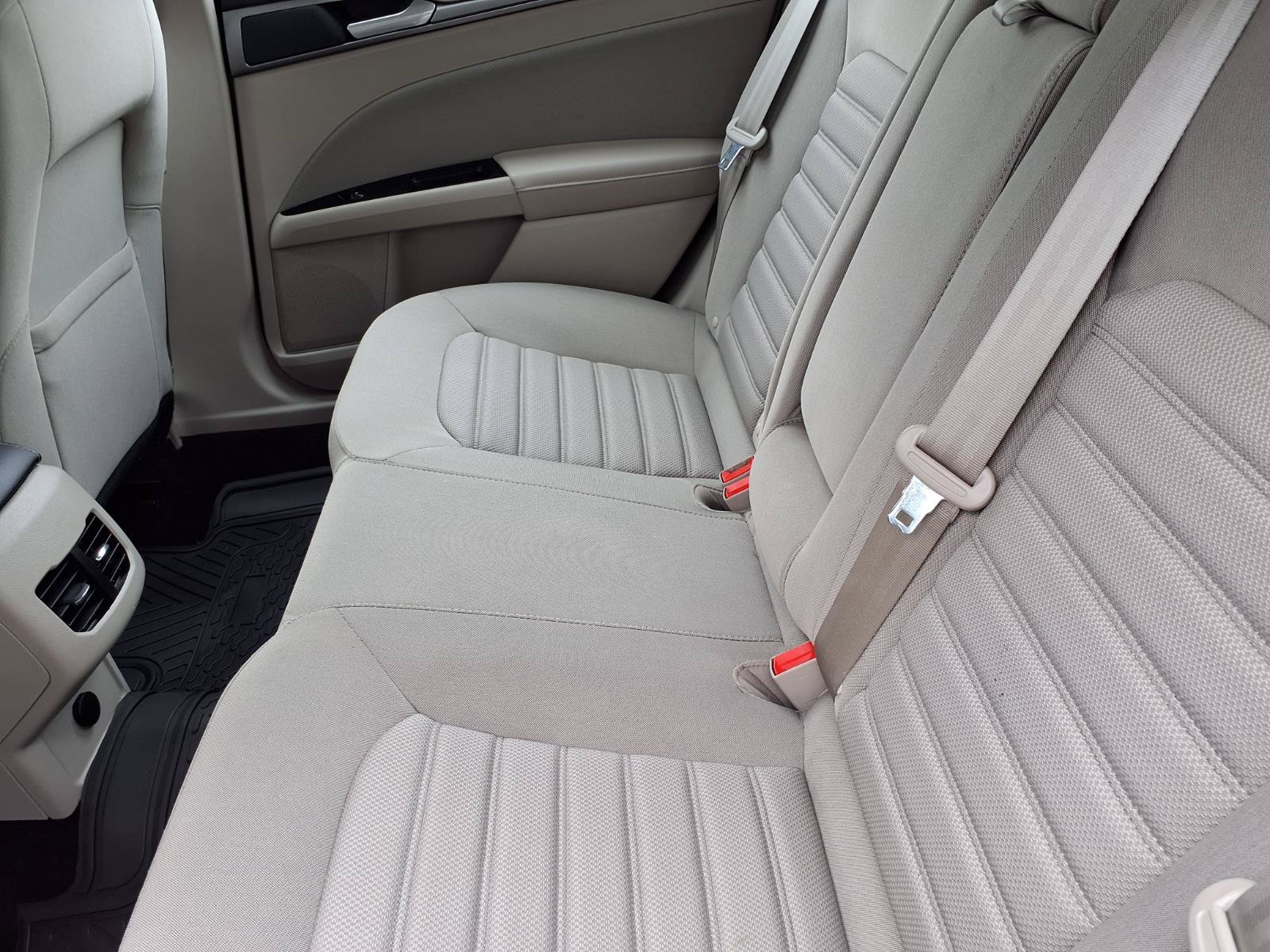 Used 2017 Ford Fusion SE w/ Fusion SE Technology Package FWD image 6