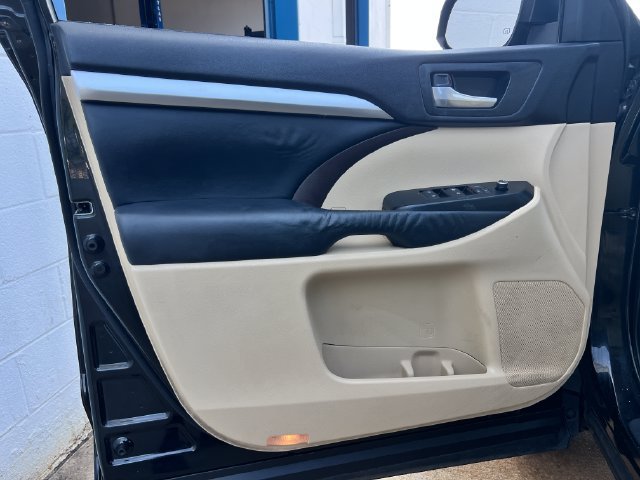Used 2014 Toyota Highlander XLE FWD image 10