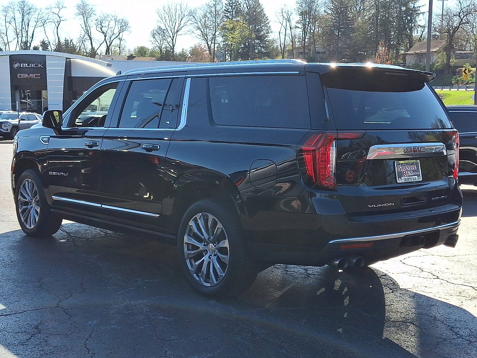 Used 2021 GMC Yukon XL Denali w/ Denali Premium Package image 4