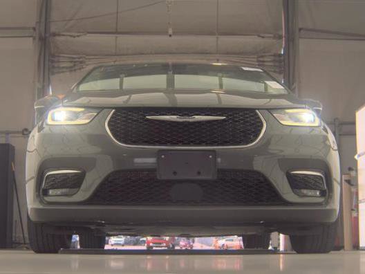 Used 2023 Chrysler Pacifica Touring-L FWD image 2