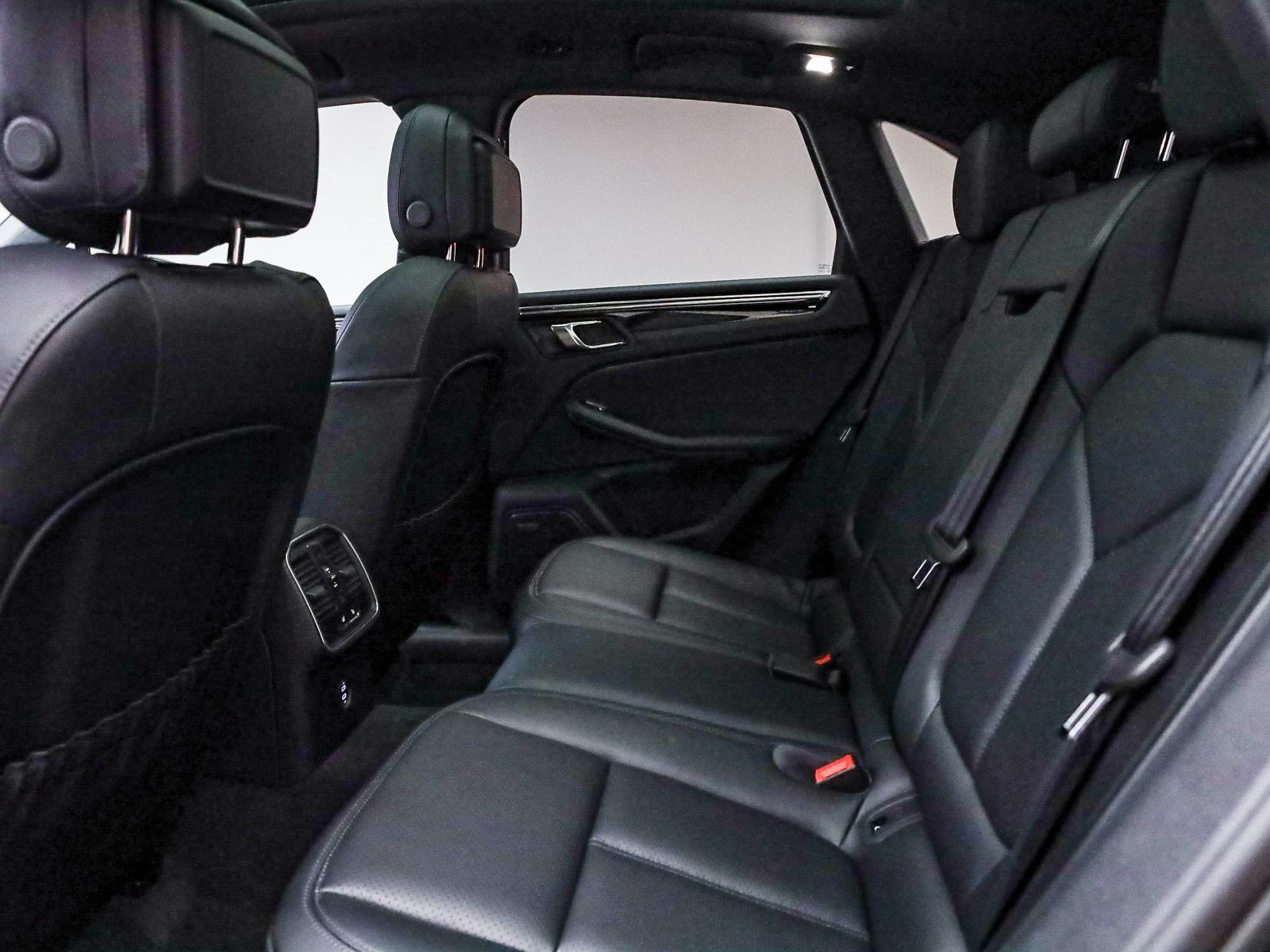 Certified 2025 Porsche Macan AWD/4WD image 23